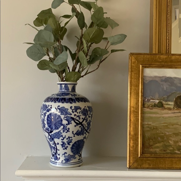 Chinoiserie Elegant Blue and White Floral Accent Vase ceramic new home decor - Picture 2 of 11